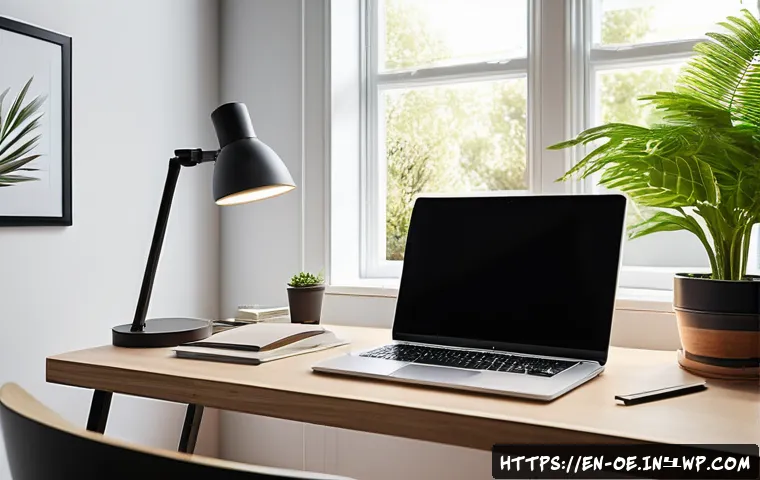 원격근무 공간에서의 조명 최적화 - A modern home office setup featuring layered lighting: a sleek adjustable desk lamp emitting warm li...
